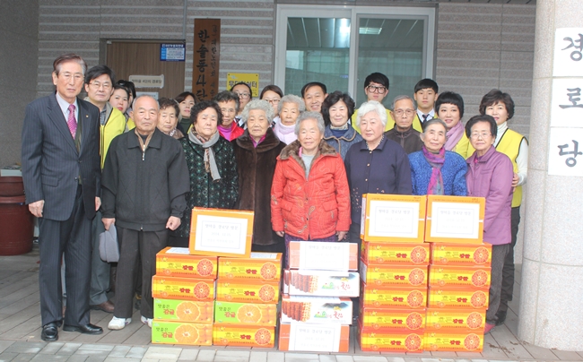 한솔고자모회 대표와 학생들이 김상학 교장과 함께 한솔동 4단지 경로당을 방문, 물품전달식을 갖고 있다.