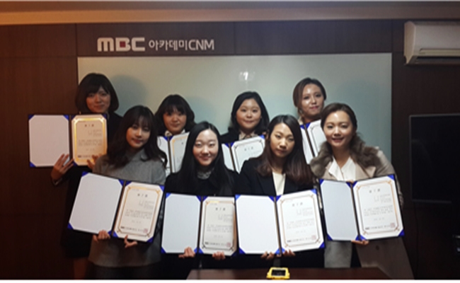 ▲ 한국영상대학교 방송영상스피치과 출신 졸업생들이 최근 MBC아카데미 CNM 교육과정을 수료하고 기념사진을 찍고 있다