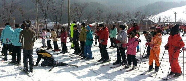 ▲ 세종시교육청에서 운영한 학교폭력 예방 '아람두리 캠프' 에 참여한 학생들이 스키체험을 하고 있다
