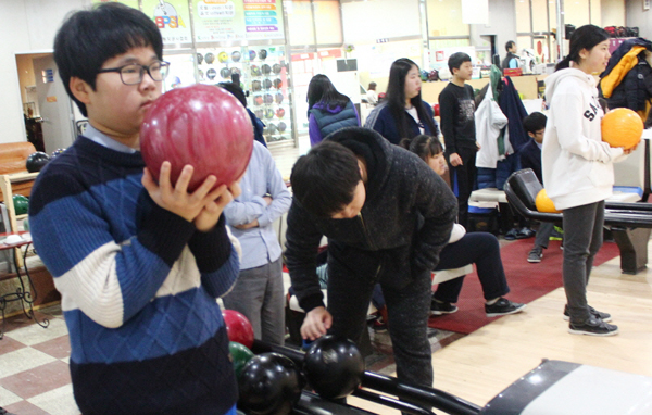 연동중학교 학생들이 자유학기제와 연계된 스포츠 활동으로 볼링경기를 하고 있다.