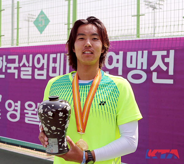 테니스 단식에서 우승한 조민혁 선수.