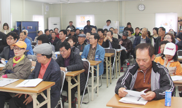 ▲한국철도시설공단이 주최한 주민설명회를 듣기 위해 참석한 주민들.