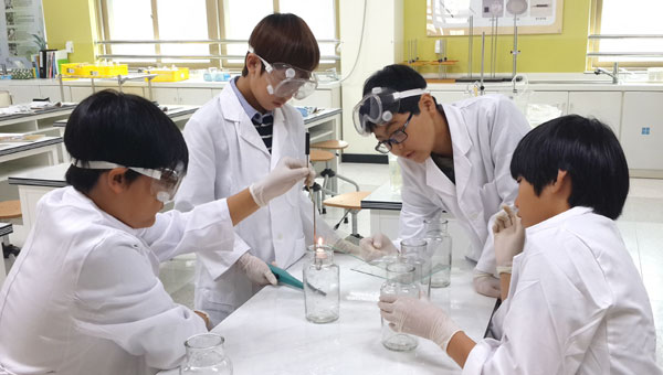 도담초등학교 학생들이 과학실험을 하고 있는 모습.