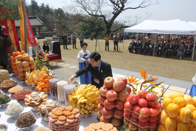  추모 헌다식에서 초헌관 의식에 참여하고 있는 이춘희 시장.