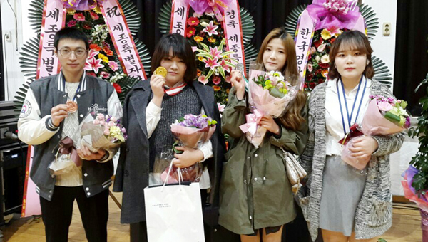 세종시 기능경기대회에서 수상한 한국영상대 학생들이 기념사진을 찍고 있다.