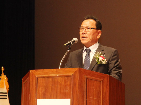 김재설 회장이 기념사를 하고 있다.