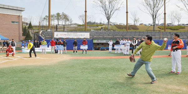 직장동호회 야구대회가 지난 18일 공주에서 막을 올렸다.