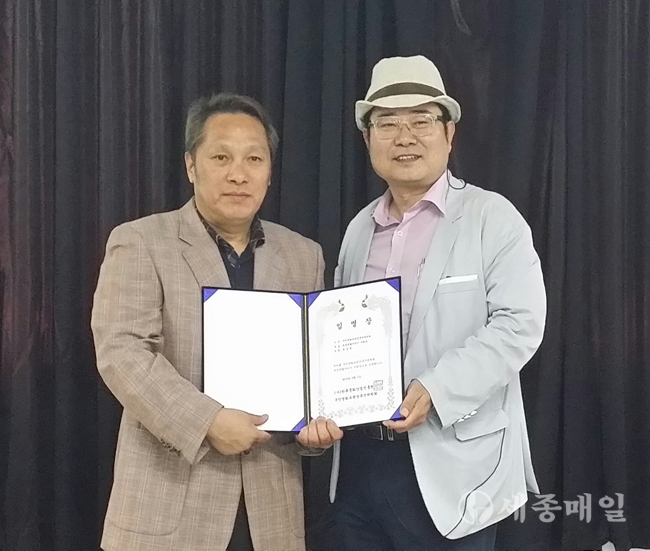 손영호(오른쪽) 영화감독이 한강희 지회장에게 임명장을 수여한 후 기념촬영을 하고 있다.