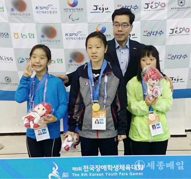김시우 선수(좌측)가 초·중 통합 평영 100m에서 동메달을 획득했다.