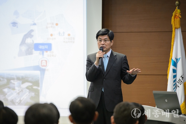 이춘희 시장이 기자브리핑을 통해 청춘조치원 프로젝트 추진에 대해 설명하고 있다.