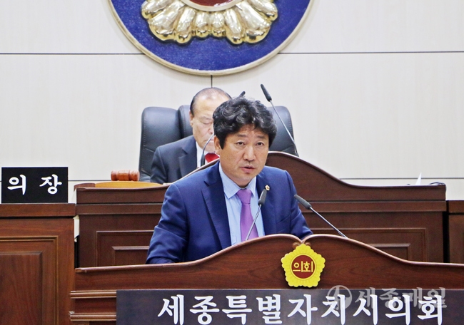 윤형권 의원이 공공시설물 인수에 대해 질의를 하고 있다.