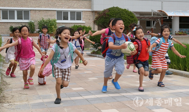 감성초등학교가 여름방학에 들어가자 하교하는 학생들이 교정을 신나게 뛰어나가고 있다.