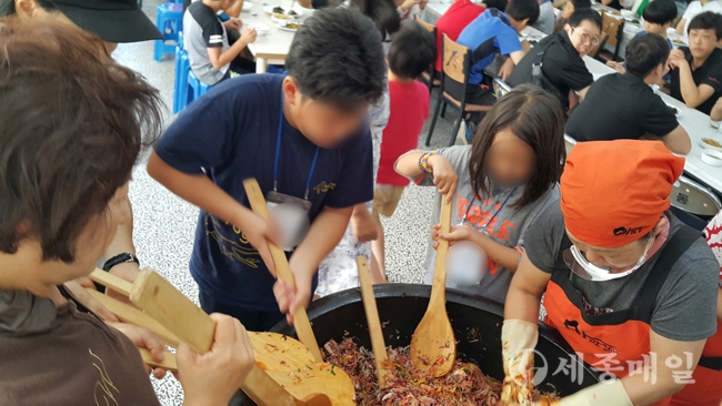 학생들이 비빔밥 만들기 체험을 하고 있다.