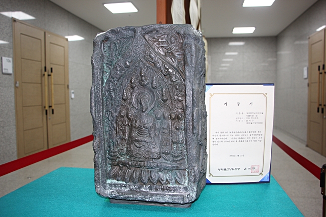 청주국립박물관에 전시돼 있는 국보 106호 계유명전씨 아미타불 석불비상을 복제한 작품이 전시돼 있다.