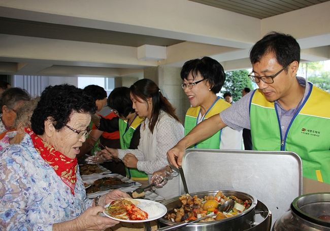 ▲이춘옥 세종 우체국장(우측 두번째)이 어르신들에게 점심을 나눠주고 있다.