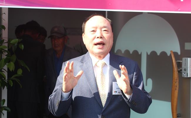                              김승웅 세종우리협동조합 초대 이사장이 개소식 인사를 하고 있다.