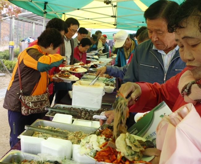 향우회원들이 중식으로 뷔페를 즐기고 있다.