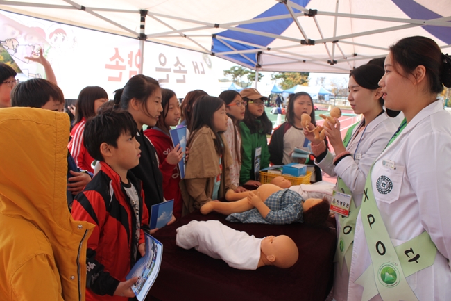 학생들이 간호원 직업을 체험하고 있다.