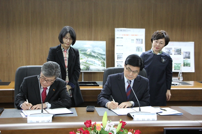 이춘희 시장과 박준구 대표이사(사진 왼쪽)가 투자협약서에 서명하고 있다.