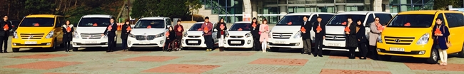 선정된 사회복지 기관 관계자들이 차량 앞에서 기념사진을 찍고 있다.