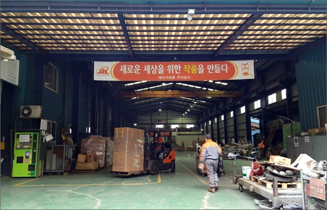  재진가로등(주) 본사 공장 내부 모습.