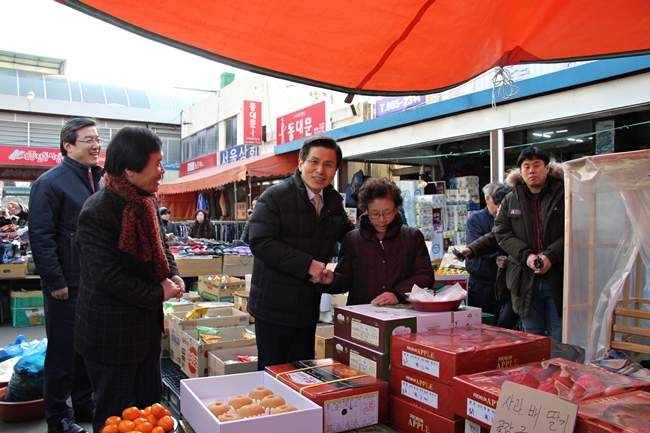 황교안 총리가 세종전통시장에서 과일을 구매 하고 있다.