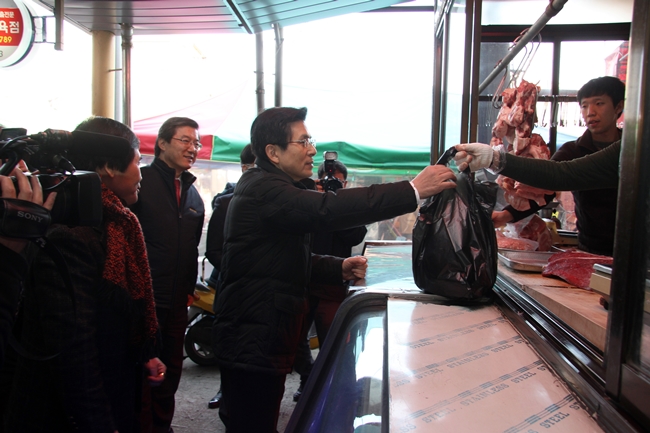 황교안 총리가 정육 시세를 물은 뒤, 고기를 구매 하고 있다.