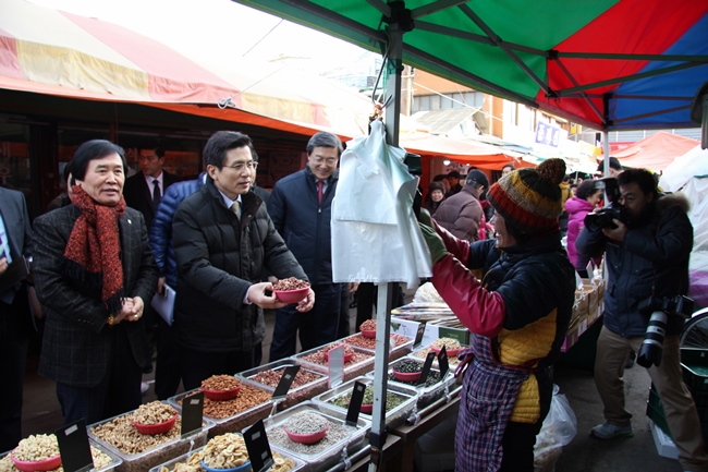 황교안 총리가 세종전통시장에서 과일을 구매 하고 있다.