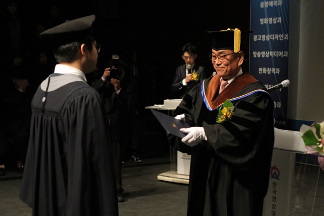 한국영상대 유재원 총장이 졸업생 대표에서 학위를 수여하고 있다.