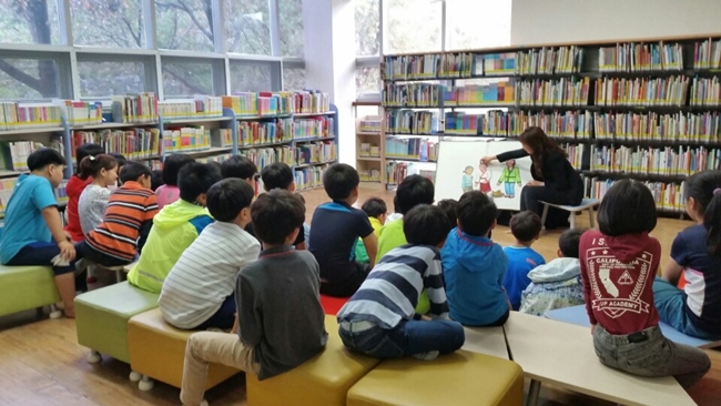 지난 해 ‘책꾸러기 탐방대’ 당시 강북관 가족·어린이 열람실 내에서 책꾸러기들이 동화구연을 듣고 있다.