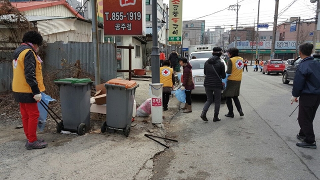 적십자 신관동봉사회와 신관동 주민센터 직원들이 쓰레기 수거를 하고 있다.