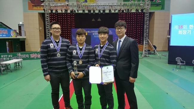 시청 소속 박규석·민태홍·김현 선수가 단체전 은메달을 획득한 기념촬영을 하고 있다.