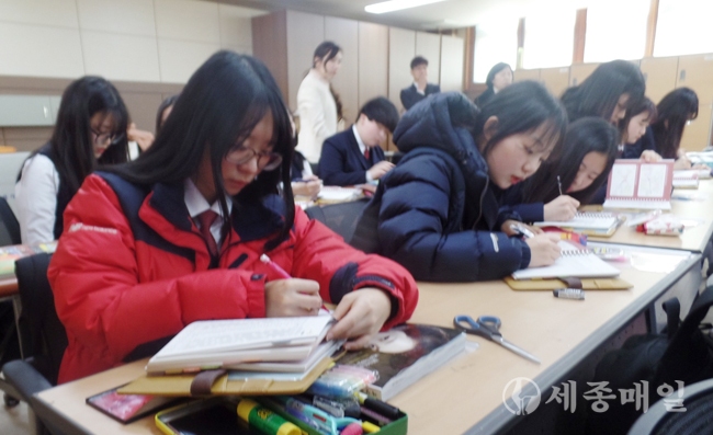 신입생들이 꿈 리스트를 작성 후 장·중·단기 목표를 설정하고 있다.