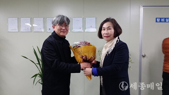 신관동이 ㈜바셈(대표 김근재)을 환영하기 위해 사무실을 방문해 꽃다발을 전달하고 있다.