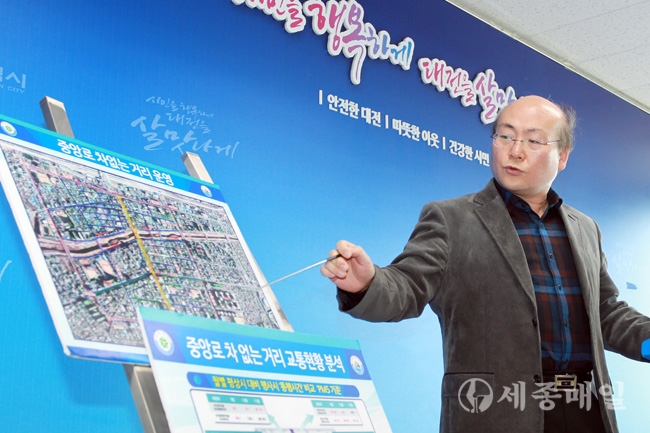 박월훈 도시재생본부장이 중앙로 차 없는 거리에 효과에 대해 설명하고 있다.