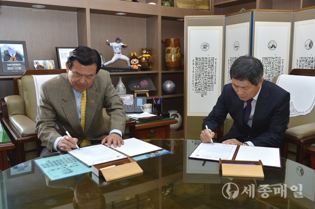 오시덕(왼쪽) 공주시장과 대전교육연수원 김원중 원장이 업무협약서를 작성하고 있다