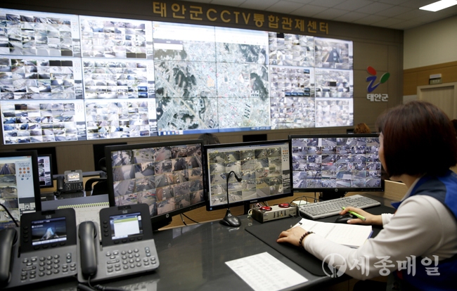 군민 생활안전 지킴이 역할을 하는 태안군 CCTV 통합관제센터.