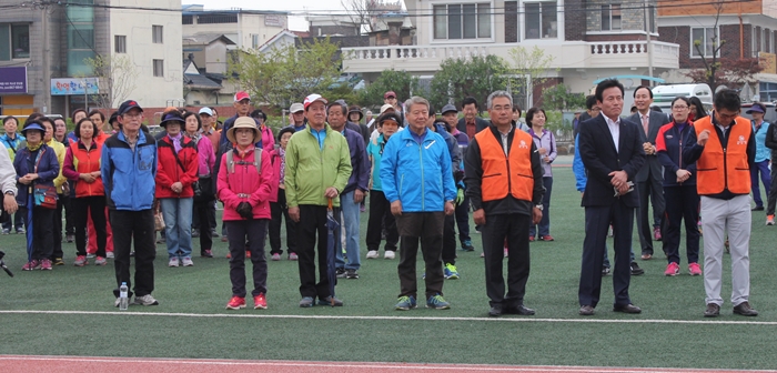 지난 16일 제 21회 건강도시 세종 시민화합 건강걷기대회에 참여해 건강걷기를 시민들이 하고 있다.