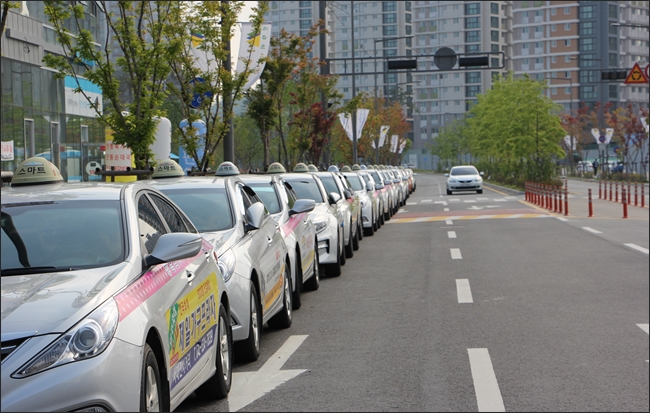 ▲항의 집회로 인해 수 많은 택시들이 세종시청 인근 도로에 정차해 있다.