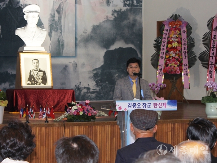 지난 21일 부강초에서 열린 ‘김종오 장군 탄신제’에서 이춘희 시장이 축사를 하고 있다.