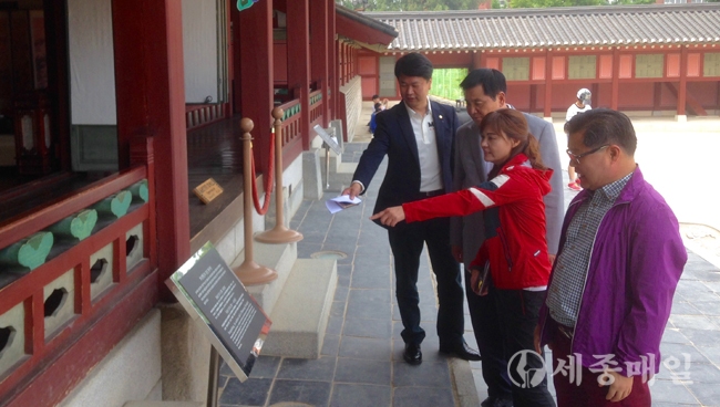 홍성군의회 의원들이 수원시 화성사업소 오선화 학예사로부터 수원화성에 대해 설명을 듣고 있다