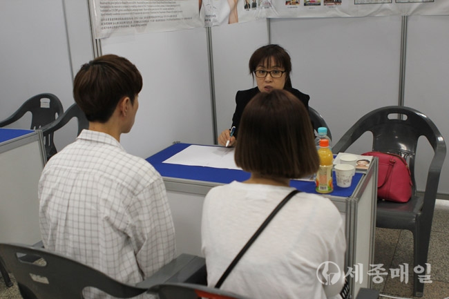 한국영상대 학생들이 취업 상담을 받고 있다.