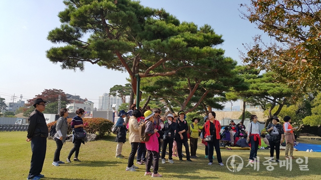서해금빛열차를 타고 홍성군을 방문한 관광객들.