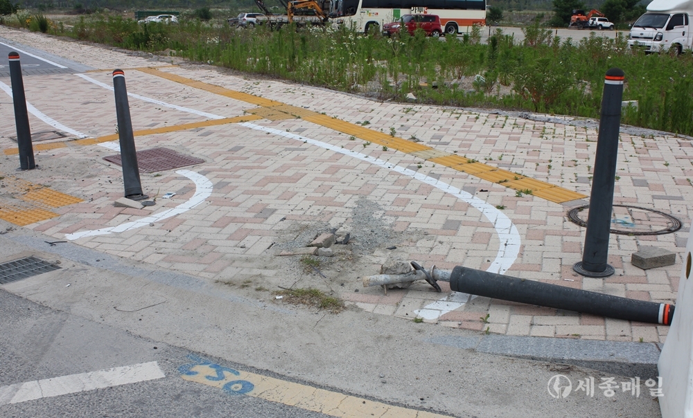 세종호수공원 제4주차장 입구 자전거 도로 중앙에 박혀있는 차량진입방지말뚝이 누군가에 뽑혀 나뒹굴고 있다.