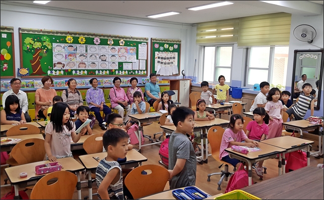 ▲어르신 한글교실 회원들이 장기초등학교 학생들의 수업을 참관하고 있다.