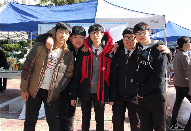 ▲이동우 학생(사진 가운데)과 친구들이 기념촬영을 하고 있다.