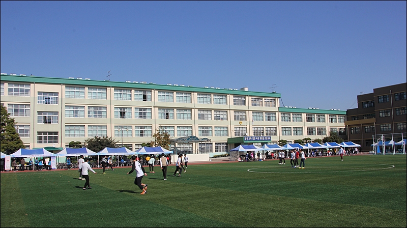 ▲조치원 중학교 학생들이 축구를 즐기고 있다.