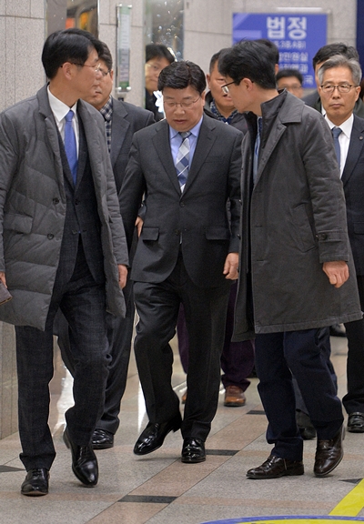 ▲권선택 대전시장이 16일 오후 대전 고등법원에서 열린 공직선거법 위반 혐의에 대한 파기 환송심 선고공판을 마치고 나오고 있다.