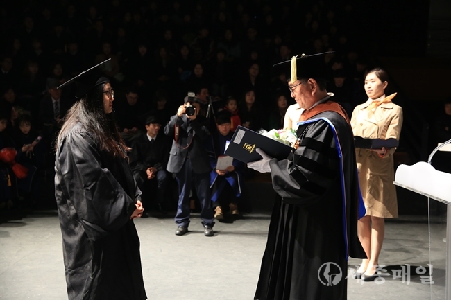 한국영상대 유재원 총장이 졸업생 대표에서 학위증서를 수여하고 있다.