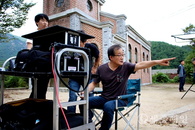 한국영상대 교수와 재학생들이 '무궁화 꽃이 피었습니다'를 촬영하고 있다.
